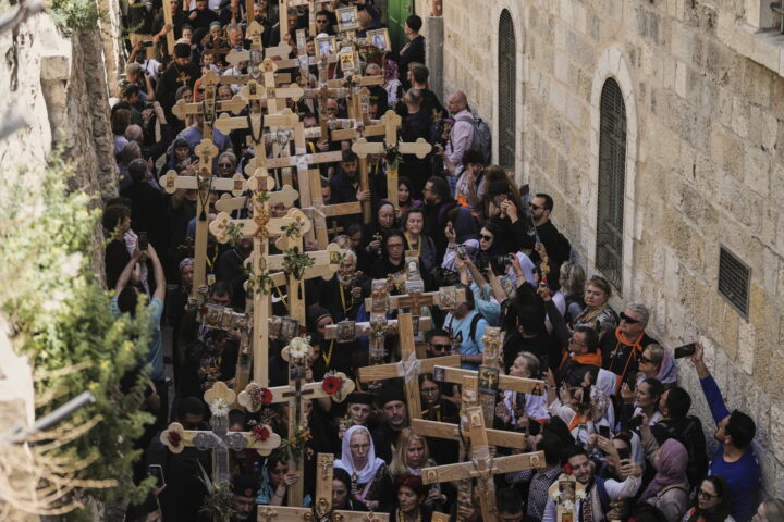 Christen ziehen über Via Dolorosa in Jerusalem