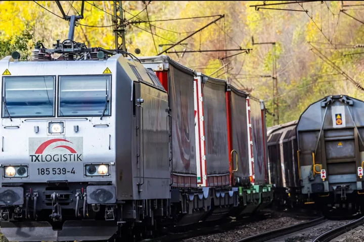 Erste Güterzüge rollen auf ICE-Strecke durch Thüringen