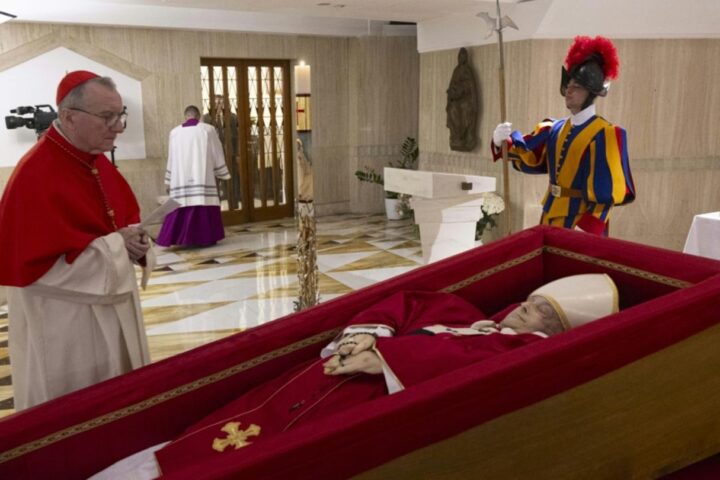 Leichnam von Papst Franziskus im Petersdom aufgebahrt
