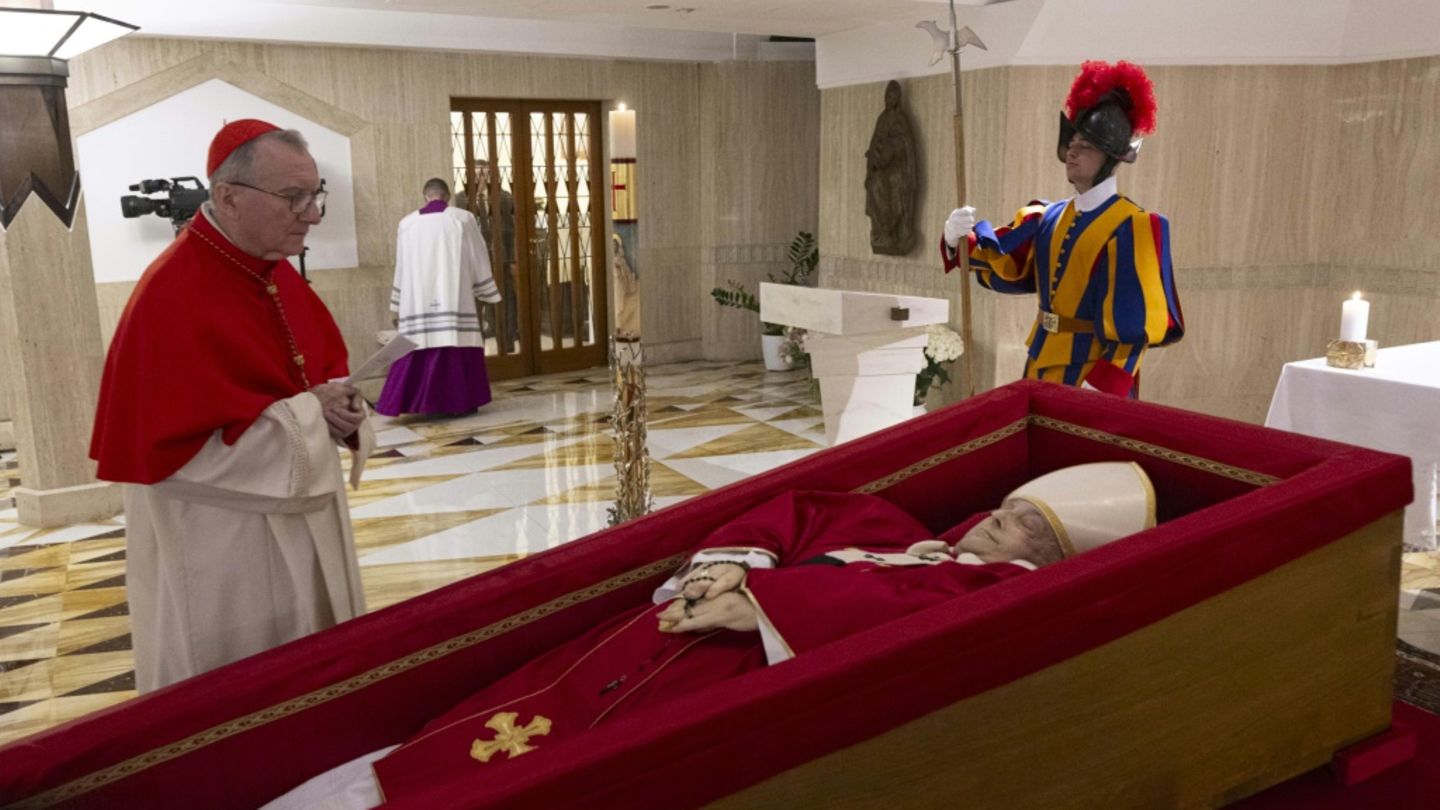 Leichnam von Papst Franziskus im Petersdom aufgebahrt