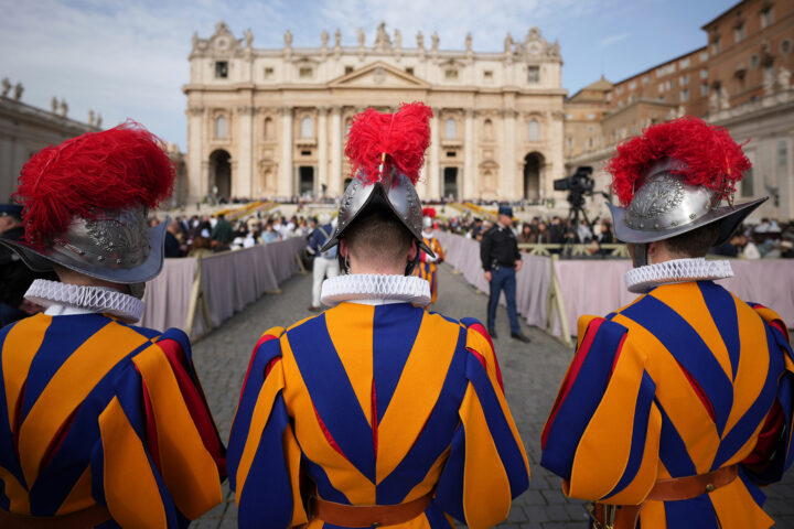 Ostermesse auf dem Petersplatz beginnt ohne Papst