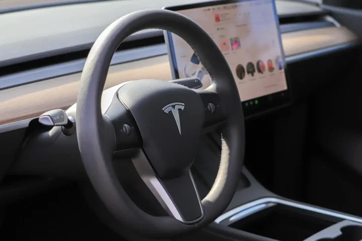 Tesla wegen angeblich manipulierter Kilometerzähler verklagt