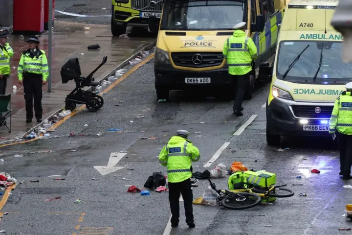 Autofahrer fährt in Liverpool in Menschenmenge