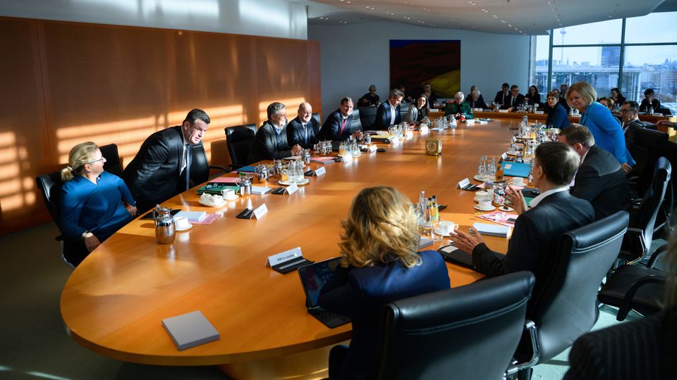 Wie viel Übergangsgeld bekommen ehemalige Minister?