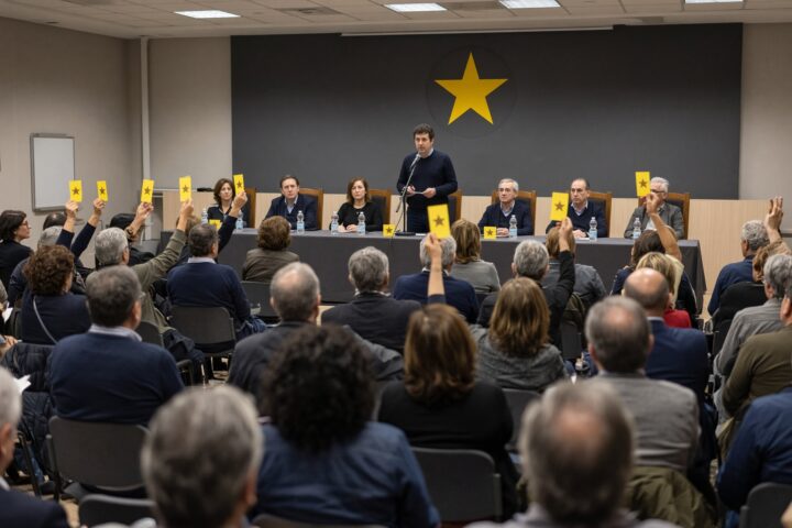 Italiens Fünf-Sterne-Bewegung legt Ablehnung weiterer Ukrainehilfe als Parteilinie fest