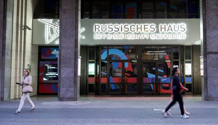 Russische Demokratieorganisationen fordern Europas Abkehr von den „Russischen Häusern“