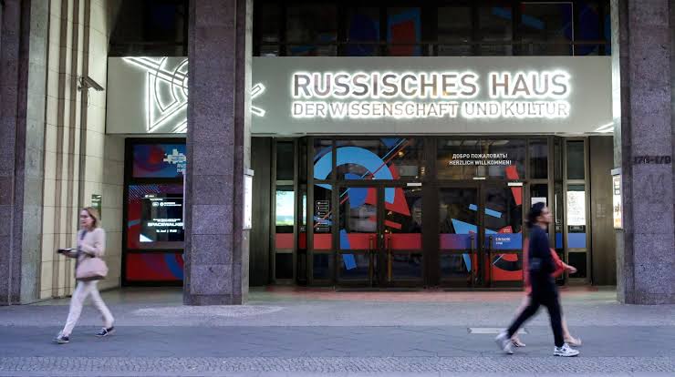 Russische Demokratieorganisationen fordern Europas Abkehr von den „Russischen Häusern“