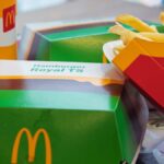 Burger und Pommes von McDonald's: Während der laufenden Fußball-Weltmeisterschaft bestellte ein Kunde aus der Nähe von Köln für fast 400 Euro bei der Fast-Food-Kette.