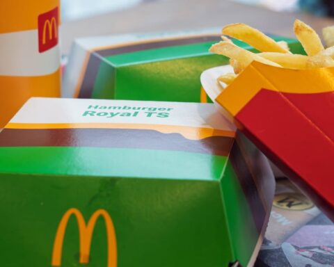 Burger und Pommes von McDonald's: Während der laufenden Fußball-Weltmeisterschaft bestellte ein Kunde aus der Nähe von Köln für fast 400 Euro bei der Fast-Food-Kette.