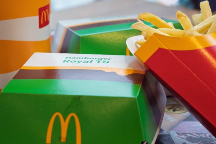 Burger und Pommes von McDonald's: Während der laufenden Fußball-Weltmeisterschaft bestellte ein Kunde aus der Nähe von Köln für fast 400 Euro bei der Fast-Food-Kette.