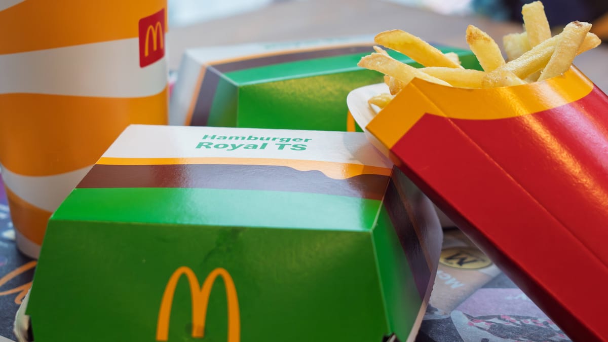 Burger und Pommes von McDonald's: Während der laufenden Fußball-Weltmeisterschaft bestellte ein Kunde aus der Nähe von Köln für fast 400 Euro bei der Fast-Food-Kette.