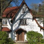 Haus mit Garten bei Sonne: Aktuell sinken die Immobilienpreise in und um die Metropolen.