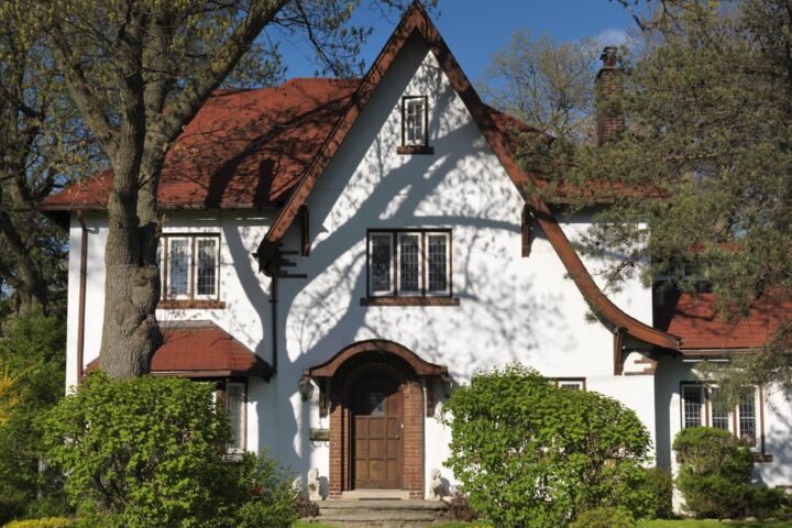 Haus mit Garten bei Sonne: Aktuell sinken die Immobilienpreise in und um die Metropolen.