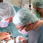 Im Transplantationszentrum am Universitätsklinikum Leipzig wird eine Niere beim Empfänger transplantiert.