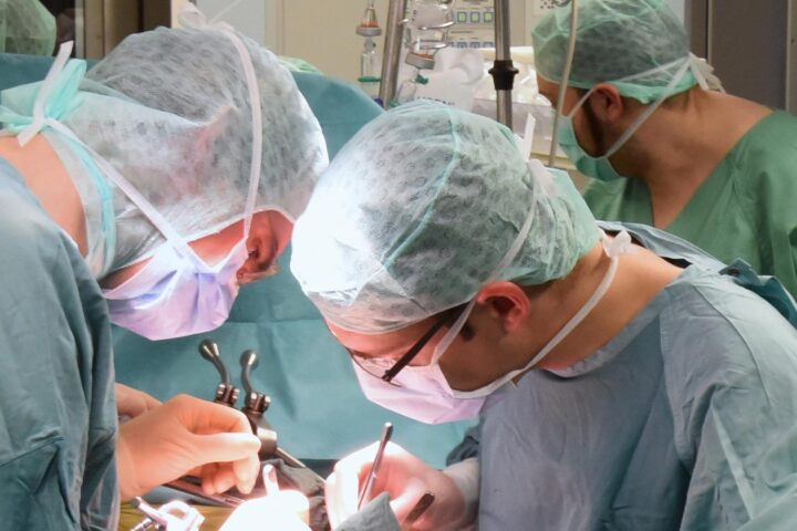 Im Transplantationszentrum am Universitätsklinikum Leipzig wird eine Niere beim Empfänger transplantiert.