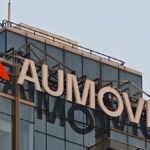 Aumovio-Logo an der Fassade eines Bürogebäudes.