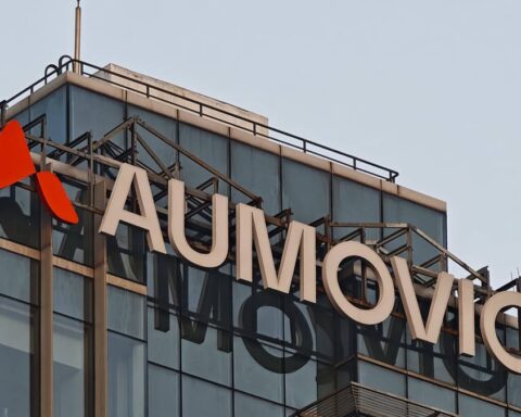 Aumovio-Logo an der Fassade eines Bürogebäudes.