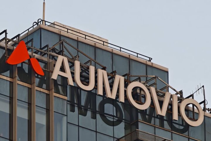 Aumovio-Logo an der Fassade eines Bürogebäudes.
