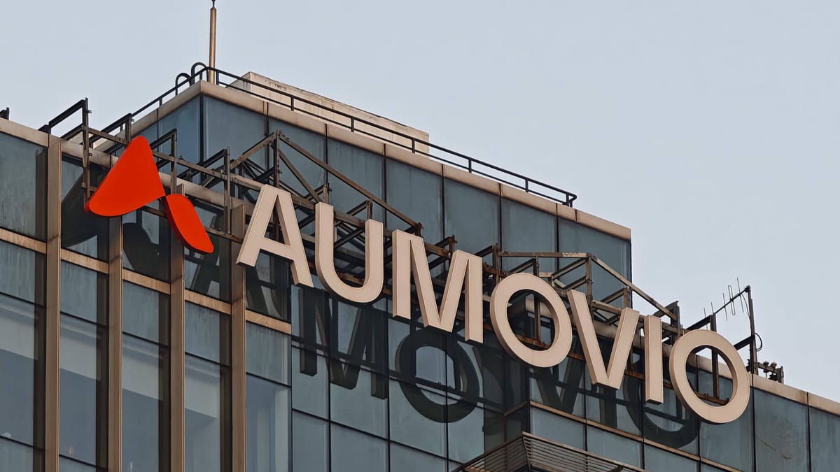 Aumovio-Logo an der Fassade eines Bürogebäudes.