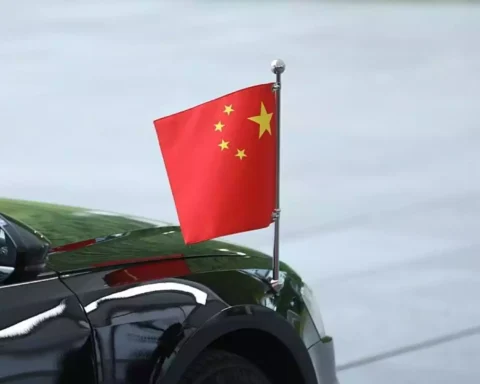 Ein schwarzes Auto mit kleiner chinesischer Flagge auf der Karosserie.