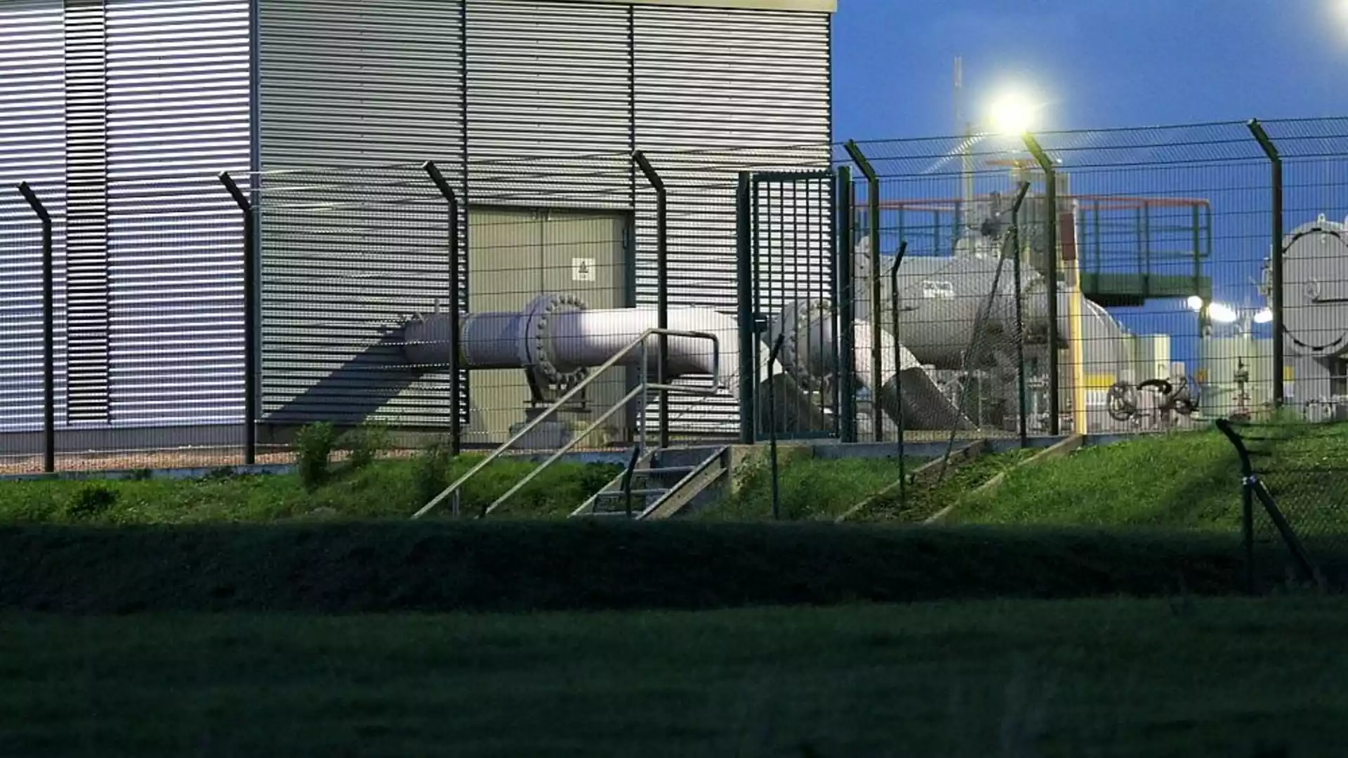 Reiche erwartet keine Gasmangellage im Winter trotz niedriger Speicherstände 1 Blick auf eine Industrieanlage mit Rohrleitungen hinter einem Zaun.