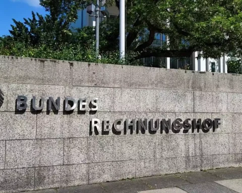Schild mit dem Schriftzug „Bundesrechnungshof“ an einer Steinmauer vor einem Verwaltungsgebäude.