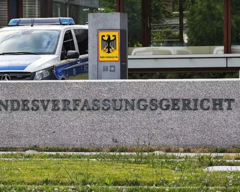 Eingang des Bundesverfassungsgerichts in Karlsruhe mit Polizeifahrzeug davor.