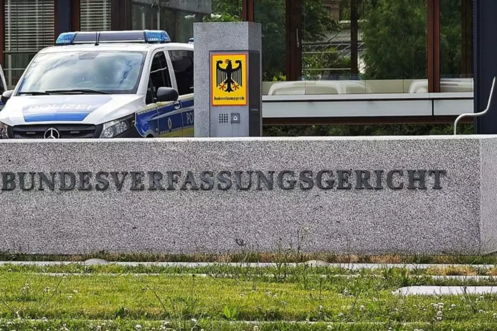 Eingang des Bundesverfassungsgerichts in Karlsruhe mit Polizeifahrzeug davor.