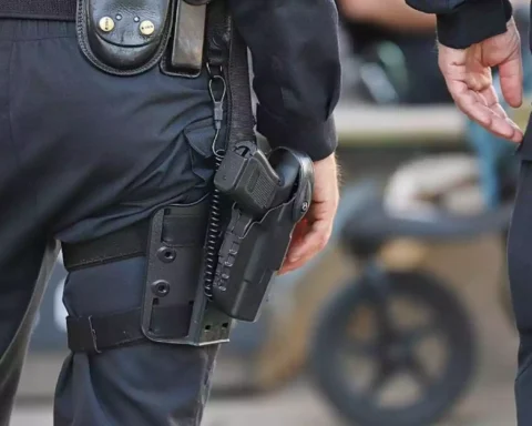 Polizisten mit Ausrüstung und Holster stehen nebeneinander.