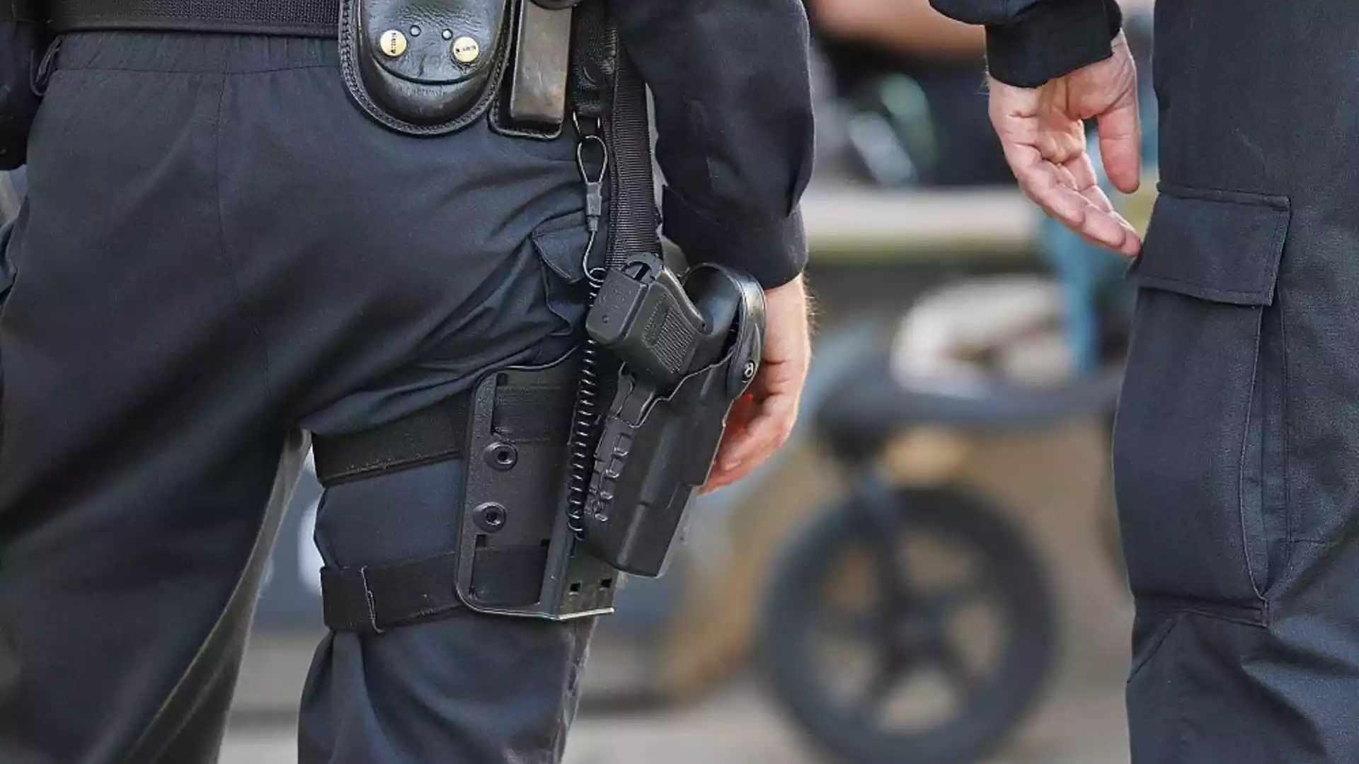 Berlin verzeichnet 4.538 gescheiterte Rückführungen im ersten Halbjahr 2026 1 Polizisten mit Ausrüstung und Holster stehen nebeneinander.