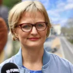 Porträt von Franziska Brantner vor einem unscharfen Straßenhintergrund.