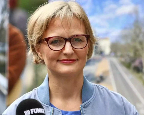 Porträt von Franziska Brantner vor einem unscharfen Straßenhintergrund.