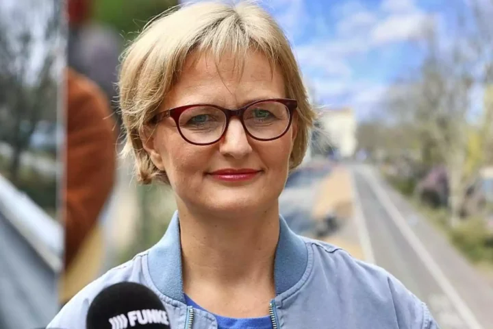 Porträt von Franziska Brantner vor einem unscharfen Straßenhintergrund.