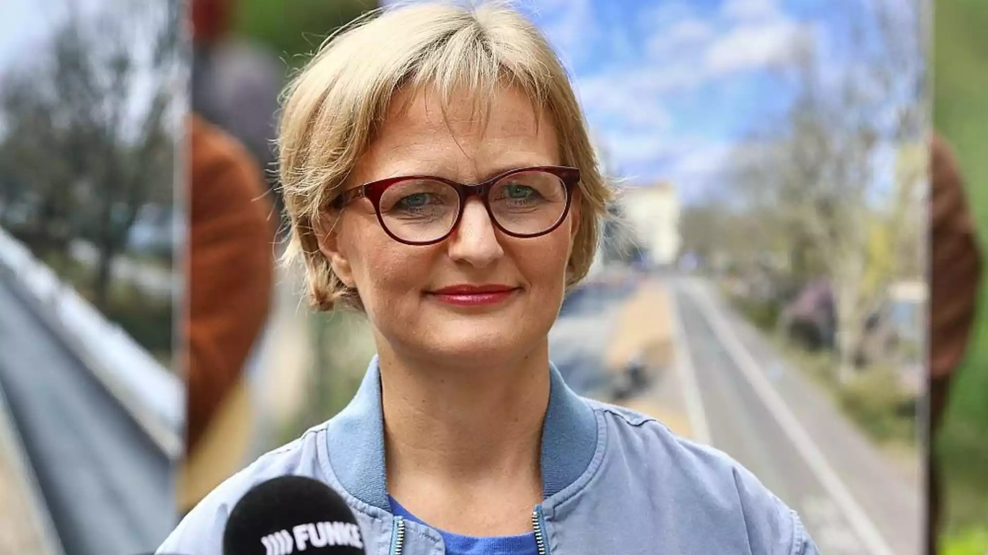 Porträt von Franziska Brantner vor einem unscharfen Straßenhintergrund.
