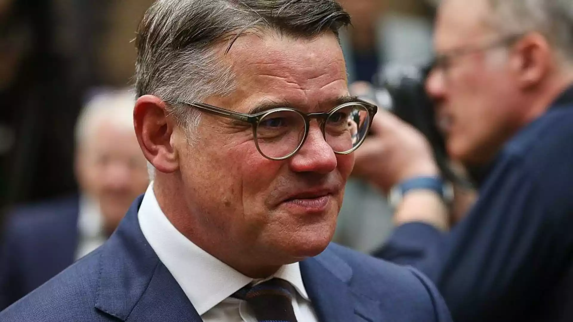 Rhein fordert AfD-Ausschussvorsitze im Bundestag und lehnt Verbotsverfahren ab 1 Porträt eines Mannes mit Brille im Anzug in einem politischen Umfeld.