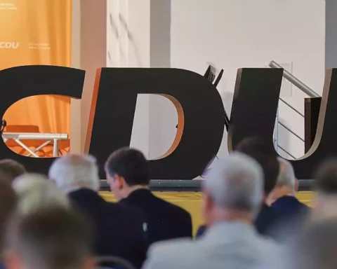 Große CDU-Buchstaben vor einer Bühne mit Publikum im Vordergrund.