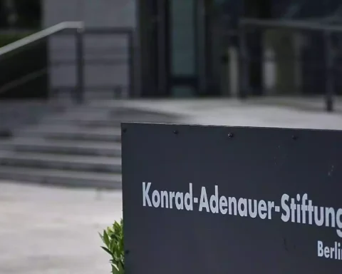 Schild der Konrad-Adenauer-Stiftung in Berlin vor einem Gebäude.