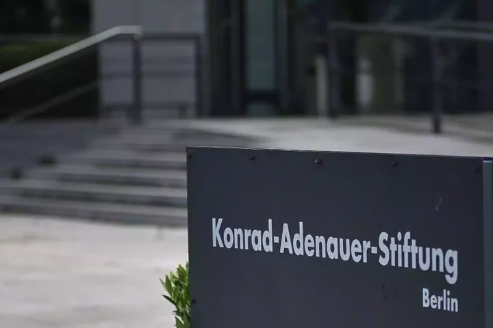Schild der Konrad-Adenauer-Stiftung in Berlin vor einem Gebäude.