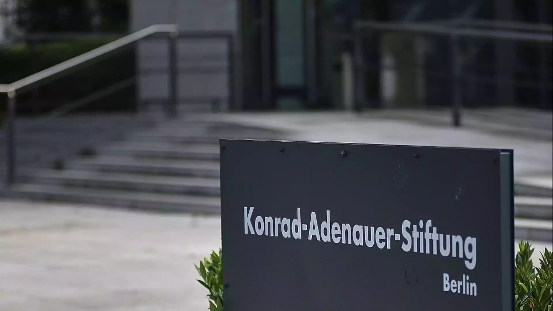 KAS-Studie wirft der AfD verfassungsfeindliches Verhalten vor 1 Schild der Konrad-Adenauer-Stiftung in Berlin vor einem Gebäude.