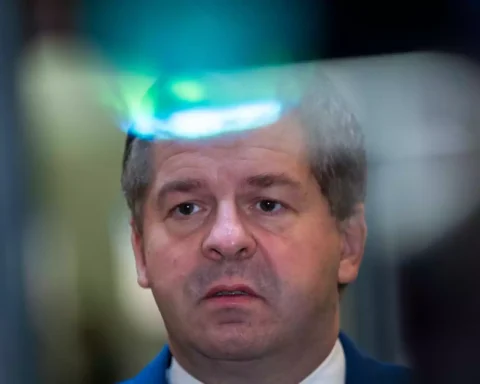 Ein Mann mit grauem Haar blickt ernst in die Kamera.