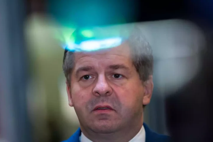 Ein Mann mit grauem Haar blickt ernst in die Kamera.