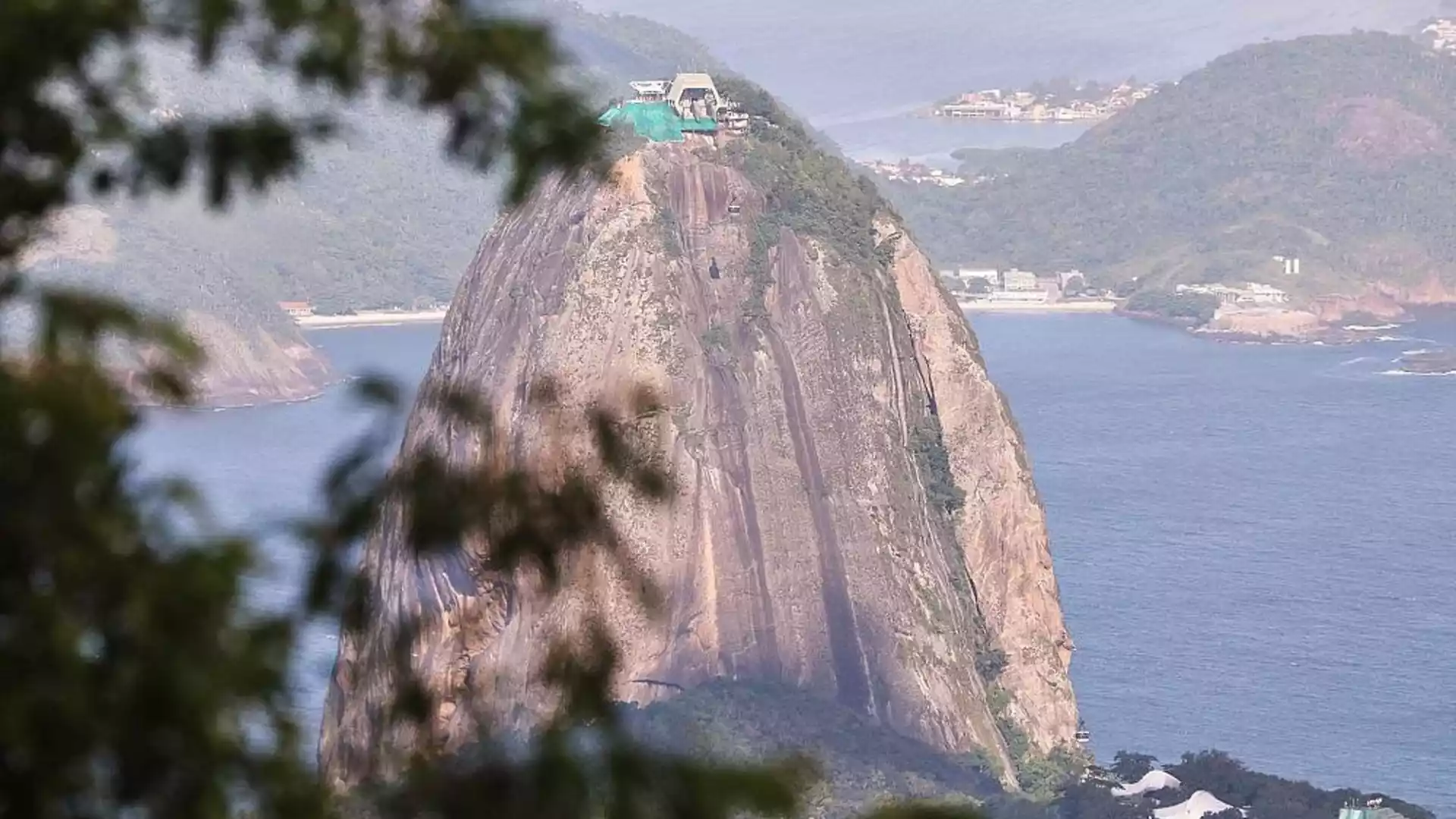 Flávio Bolsonaro liegt in Brasilien vor Lula, Stichwahl bleibt möglich 1 Blick auf den Zuckerhut in Rio de Janeiro mit Meer und Hügeln im Hintergrund.