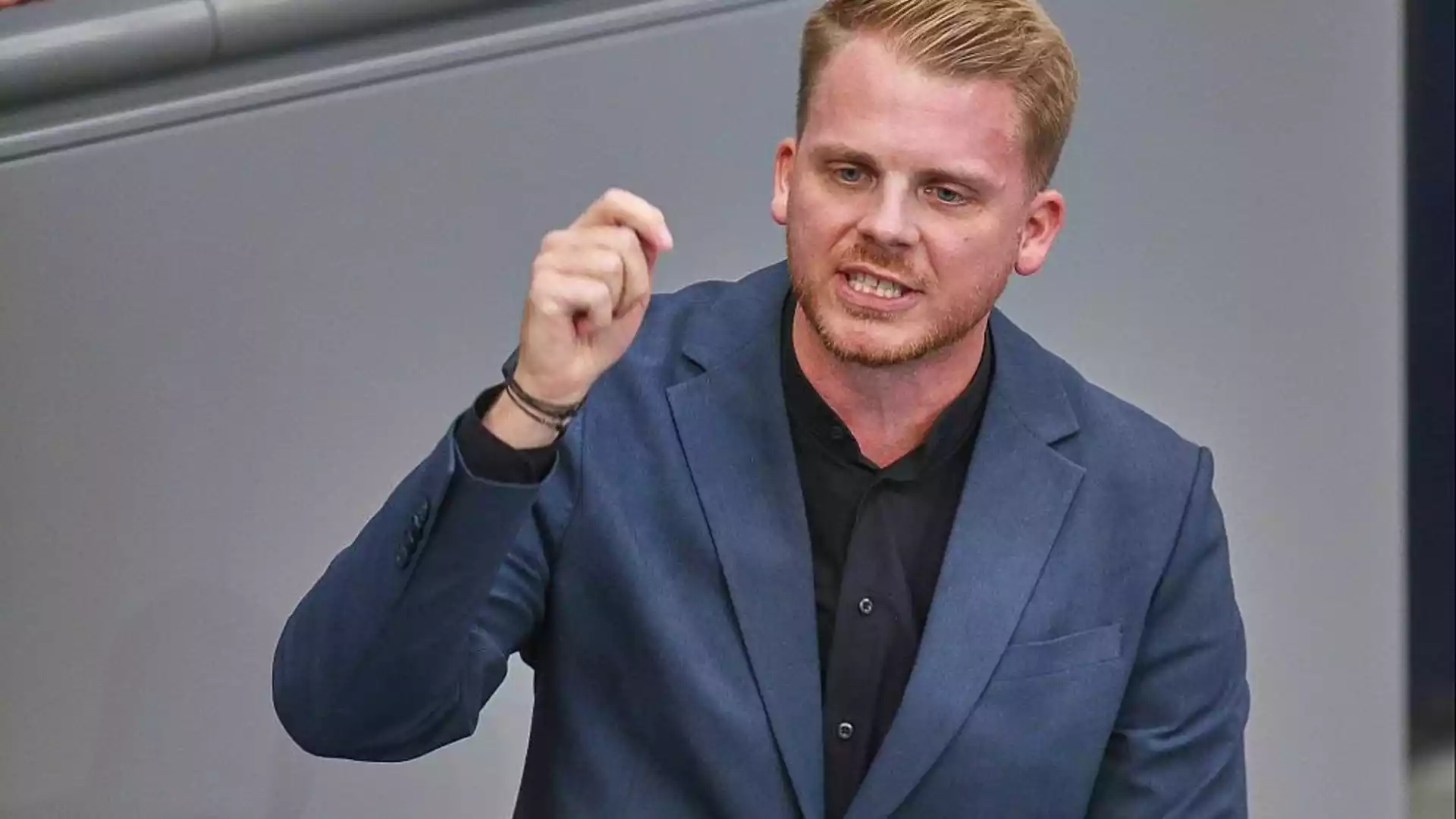 Klüssendorf dringt auf Reform von Erbschaftsteuer und Rentenversicherung 1 Ein Mann im blauen Anzug spricht und gestikuliert auf einer Bühne.