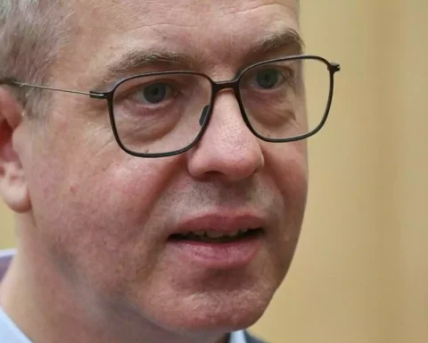 Nahaufnahme eines Mannes mit Brille vor hellem Hintergrund.
