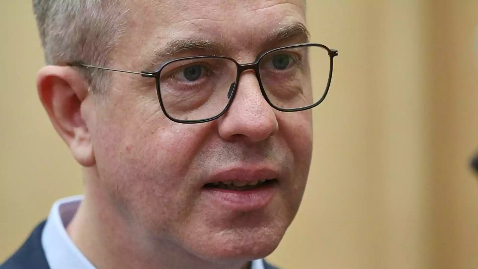 Evers stellt Eignung von Merz als Kanzler infrage 1 Nahaufnahme eines Mannes mit Brille vor hellem Hintergrund.