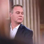 Porträt von Andreas Babler in dunklem Sakko und weißem Hemd
