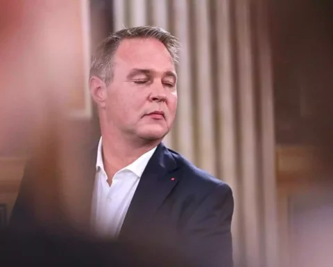 Porträt von Andreas Babler in dunklem Sakko und weißem Hemd