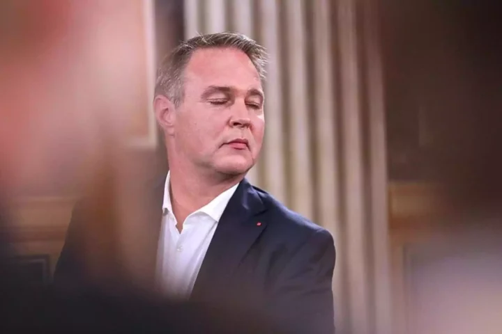 Porträt von Andreas Babler in dunklem Sakko und weißem Hemd