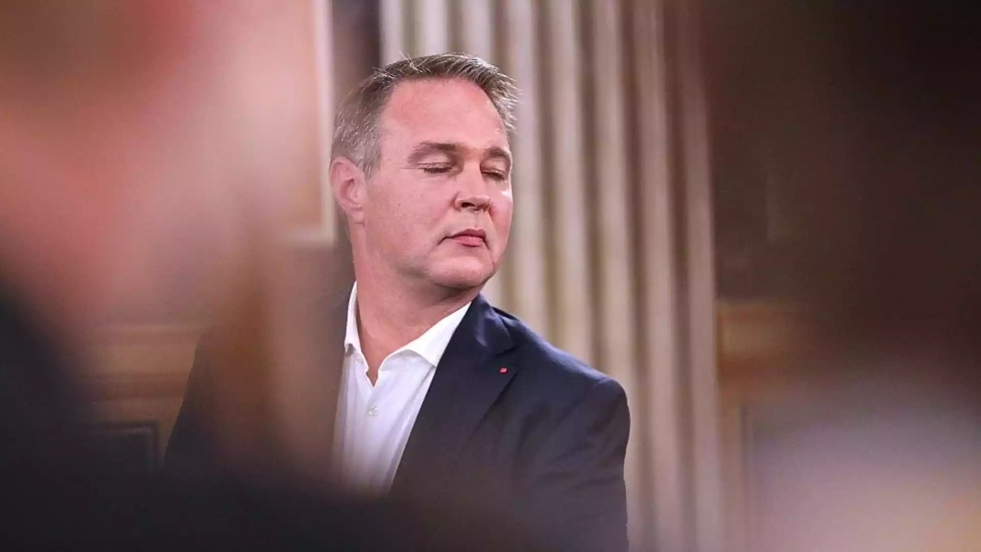 Porträt von Andreas Babler in dunklem Sakko und weißem Hemd