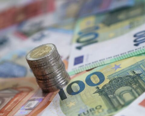 Münzstapel auf Euro-Banknoten